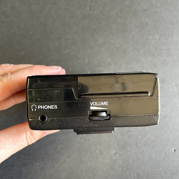 PARTS REPAIR ONLY Vintage Sanyo MGP9 Portable Cassette Player - Picture 7 of 9